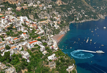 The best way to get to Positano is to use our taxis.